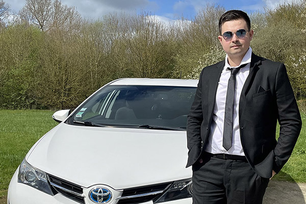 Chauffeur privé indépendant ouvrant la porte d’une belle voiture VTC à Rennes.